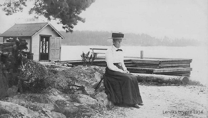 kvinna vid lerviks brygga år 1914