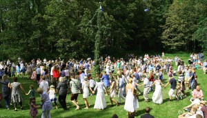 Dans kring midsommarstång i Lervik