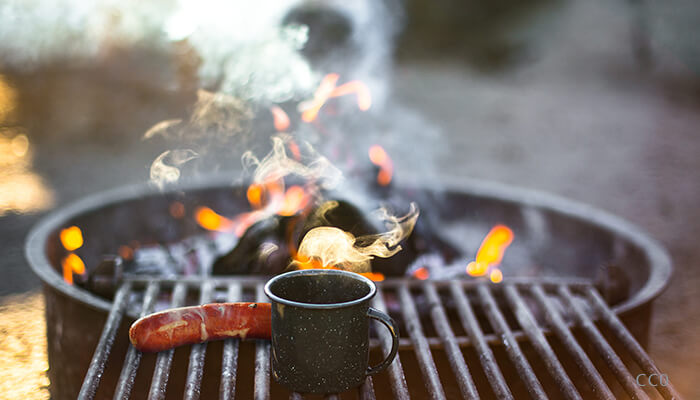 Utomhusgrill med en mugg och en grillkorv