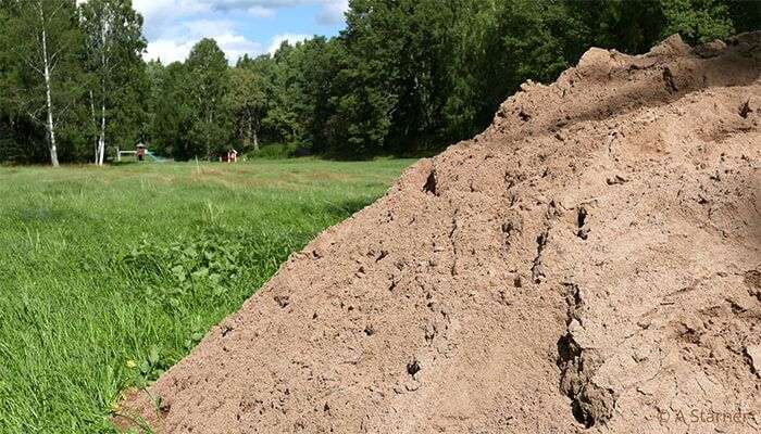Ny sand till sandlådan vid lekplatsen (2017)