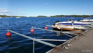 Båtbommar vid brygga i Lervik