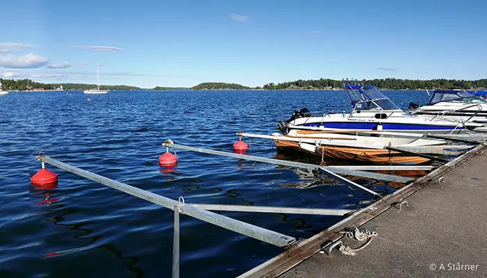 Båtbommar vid brygga i Lervik