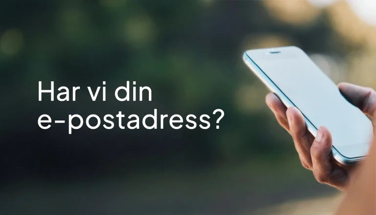 En hand håller en mobiltelefon mot en oskarp utomhusbakgrund. Text på bilden: "Har vi din e-postadress?".